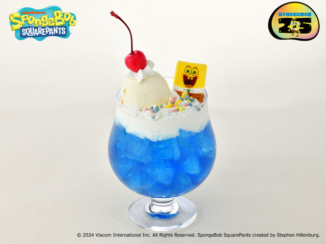 『スポンジ・ボブ』CAFE Secret Recipeメニュー「まるで海の中！？ しょっぱくない海色クリームソーダパフェ」