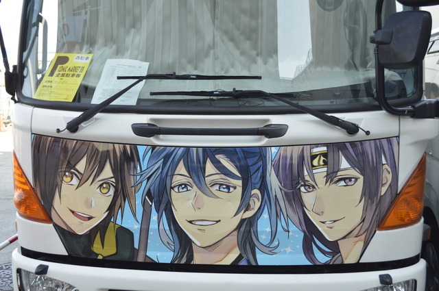 au中継車：フロント部分にも3人の顔がプリントされている