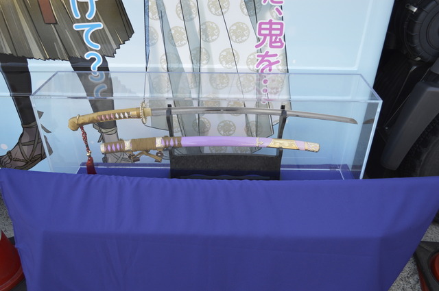 auの中継車：車両の前には刀も展示されている