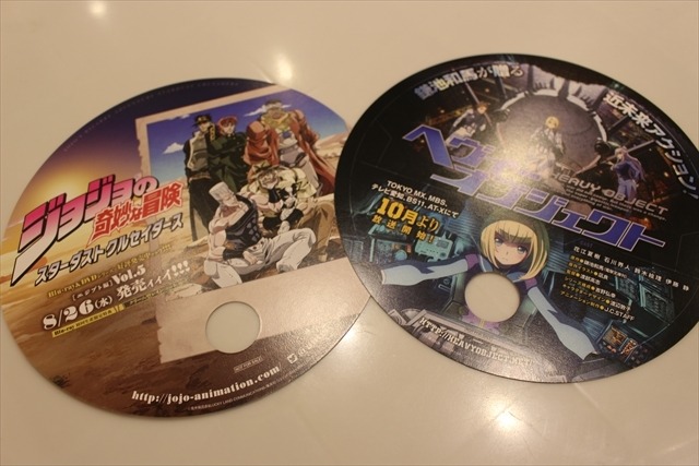 無料配布物はうちわがトレンド、ポストカード、紙袋など登場：コミケ88レポート