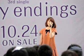 「happy endings」を披露