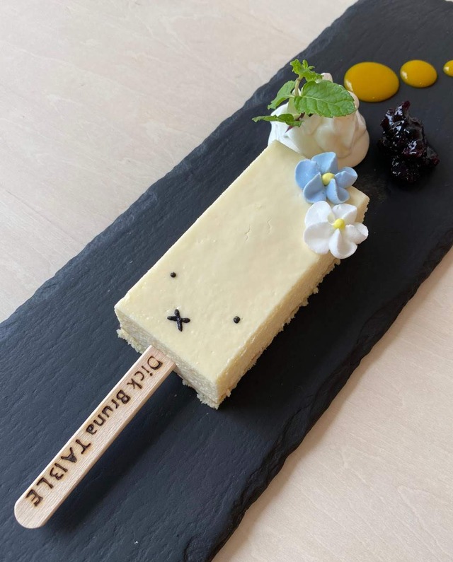 『ミッフィー』「ディック・ブルーナ テーブル 横浜」ミッフィーチーズケーキバー（フラワーバージョン）880円