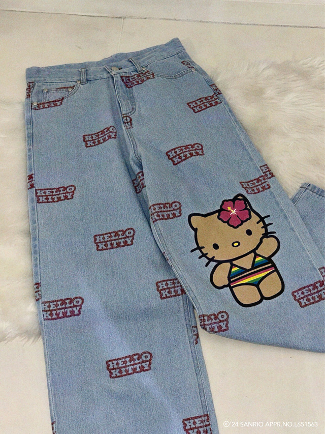 ハローキティ × SPINNS サマーシリーズアイテム「総柄デニムパンツ」（C）’24 SANRIO APPR.NO.L651563