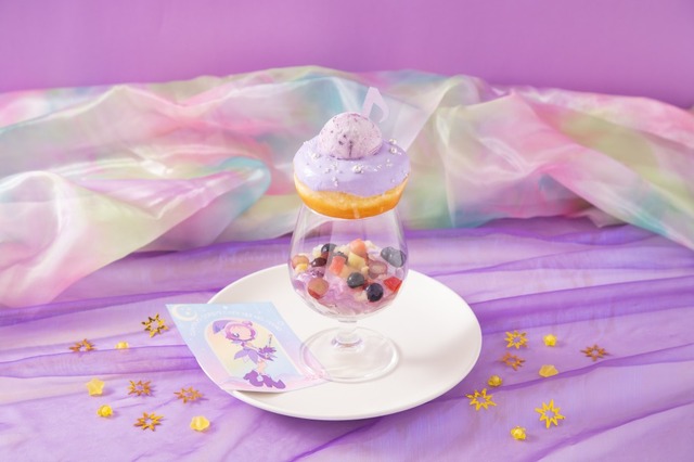 おジャ魔女どれみカフェ 2024のデザートメニュー「おんぷのドーナツパフェ」（C）東映アニメーション