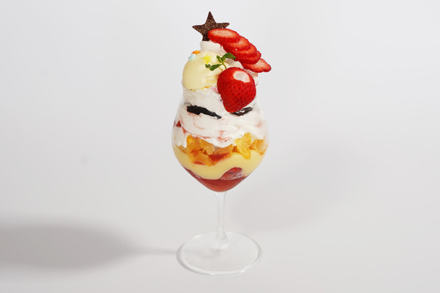 「【推しの子】祭りin西武園ゆうえんち」コラボフード「苺プロダクションパフェ」（C）赤坂アカ×横槍メンゴ／集英社・【推しの子】製作委員会