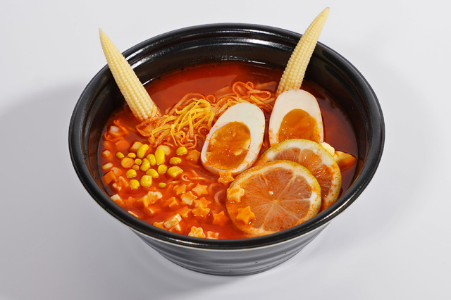 「【推しの子】祭りin西武園ゆうえんち」コラボフード「MEMちょのイエローラーメン」（C）赤坂アカ×横槍メンゴ／集英社・【推しの子】製作委員会