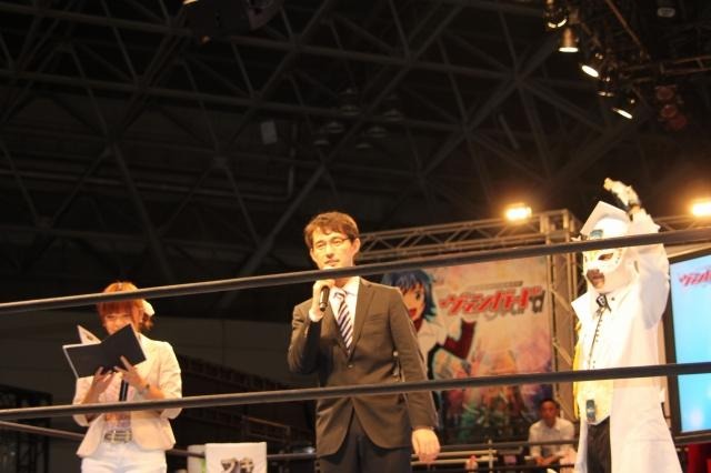 プロレスリングで行われたため、少々見づらい写真で失礼します