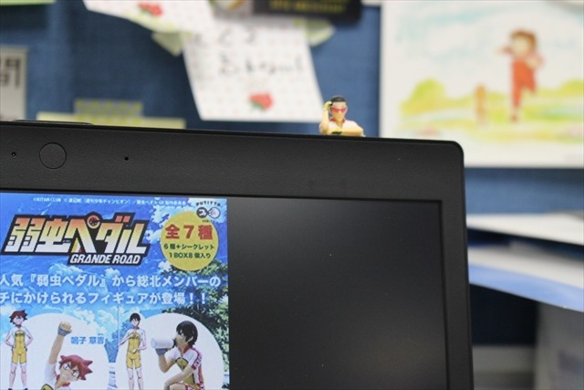 コップのフチに「弱虫ペダル 」　総北メンバーをあちこちにひっかけた