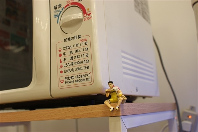 コップのフチに「弱虫ペダル 」　総北メンバーをあちこちにひっかけた