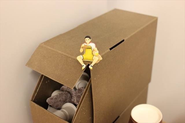 コップのフチに「弱虫ペダル 」　総北メンバーをあちこちにひっかけた