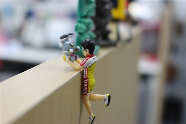 コップのフチに「弱虫ペダル 」　総北メンバーをあちこちにひっかけた