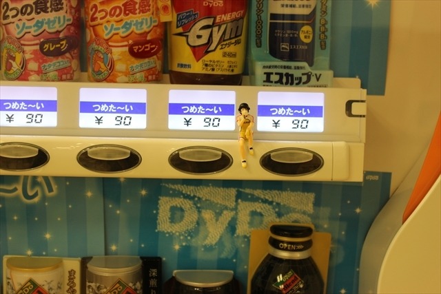 コップのフチに「弱虫ペダル 」　総北メンバーをあちこちにひっかけた