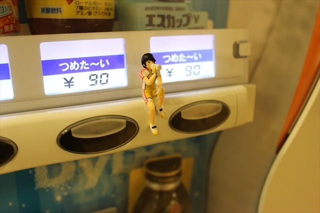 コップのフチに「弱虫ペダル 」　総北メンバーをあちこちにひっかけた