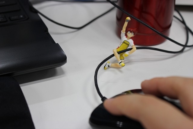 コップのフチに「弱虫ペダル 」　総北メンバーをあちこちにひっかけた