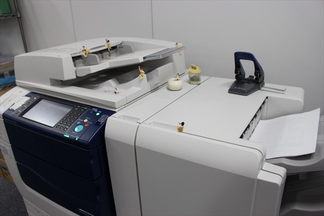 コップのフチに「弱虫ペダル 」　総北メンバーをあちこちにひっかけた