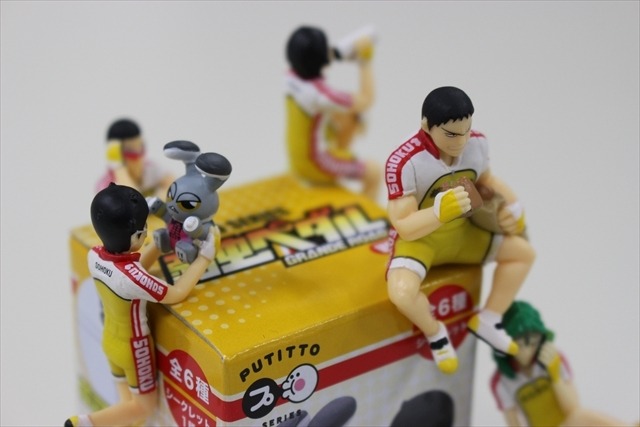 コップのフチに「弱虫ペダル 」　総北メンバーをあちこちにひっかけた