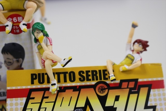 コップのフチに「弱虫ペダル 」　総北メンバーをあちこちにひっかけた