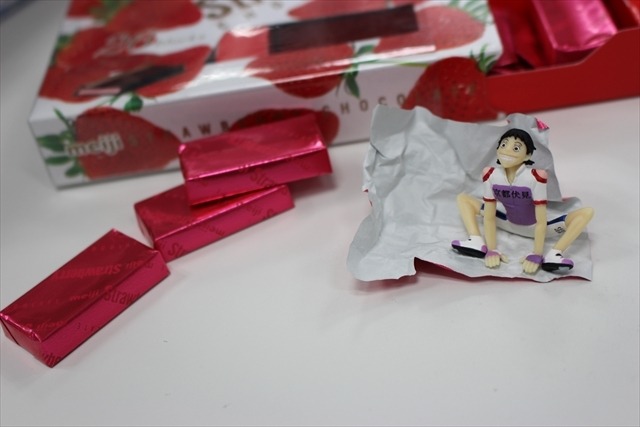 コップのフチに「弱虫ペダル 」　総北メンバーをあちこちにひっかけた