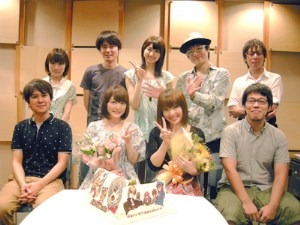 上段左から 森 綾香さん、内山昂輝さん、戸松遥さん、川原慶久さん、倉富 亮さん、下段左から 助野嘉昭先生、花澤香菜さん、内山夕実さん、藤田陽一監督