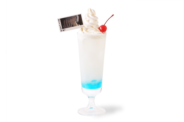 「エヴァンゲリオン大博覧会“名セリフ”カフェ」「泣いているのは私？」レイの涙のカルピスフロート　（C）カラー