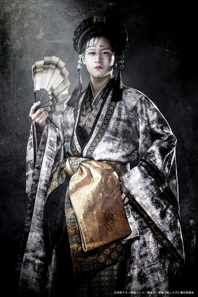 百目（演：みたのりお）（C）赤坂アカ×横槍メンゴ／集英社・演劇【推しの子】製作委員会