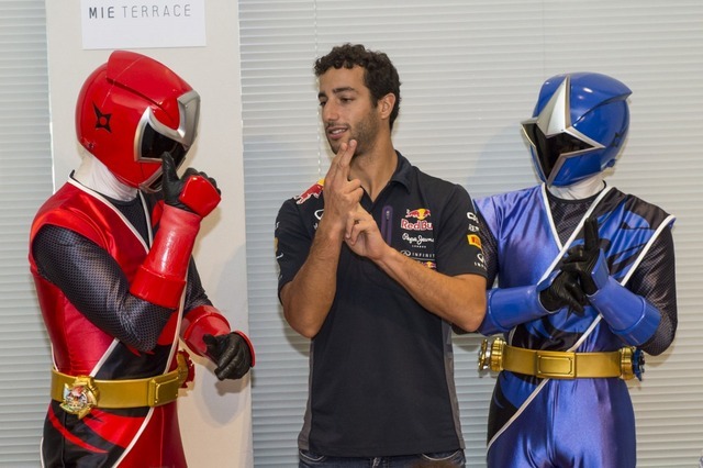 ダニエル・リカルドとダニール・クビアトが手裏剣戦隊ニンニンジャーと対面