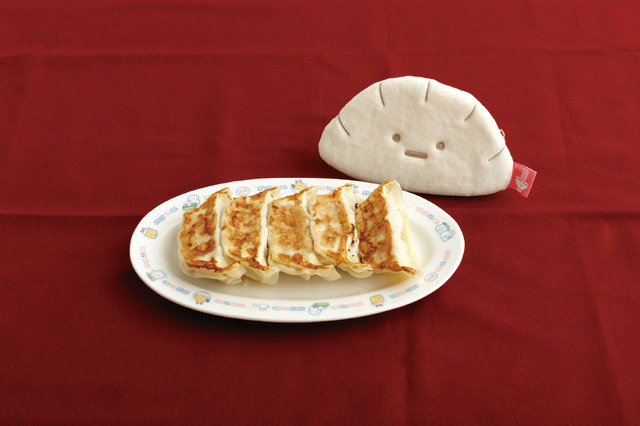 いつでもらーめん雑貨「餃子ぬいぐるみポーチ/すみっコぐらし」（C）2024 SAN-X CO., LTD. ALL RIGHTS RESERVED.