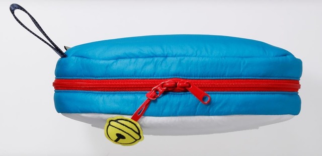 『ドラえもん』小学館百貨店×TO&FRO「四次元ポケット風マルチポーチ」（C）Fujiko-Pro