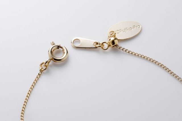 『ドラえもん』小学館百貨店×HARIO「アンキパンピアス」「どこでもドアネックレス」チェーン部分（C）Fujiko-Pro