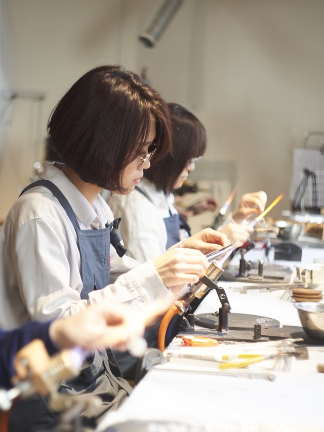 耐熱ガラスメーカー「ハリオ」工房の作業風景