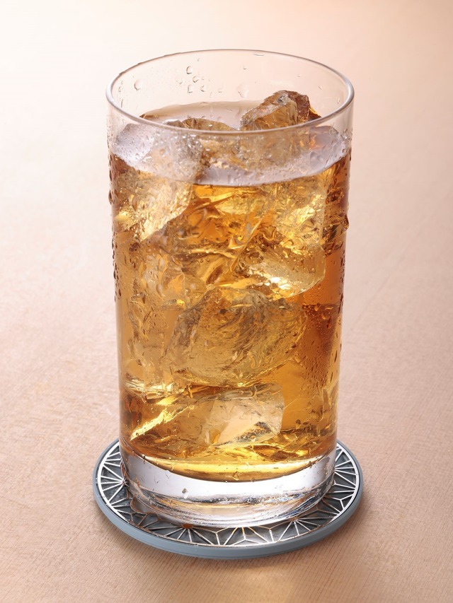 『ドラえもん』小学館百貨店×石橋鉄工所「『ドラえもん』伝統柄メタルコースター」使用例（C）Fujiko-Pro