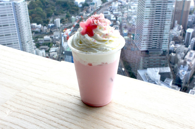 『わたしの幸せな結婚』美世のさくらラテ（C）顎木あくみ・月岡月穂／KADOKAWA／「わたしの幸せな結婚」製作委員会