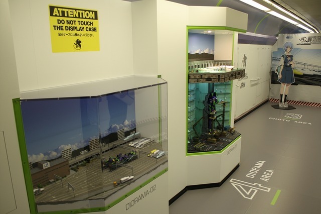 「エヴァンゲリオン」に似たデザインで装飾された山陽新幹線500系「500 TYPE EVA」。11月7日から新大阪～博多間で運行される。