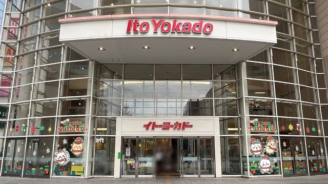 「イトーヨーカドー×ちいかわ」ちいかわのウィンドウラッピング（C）nagano / chiikawa committee