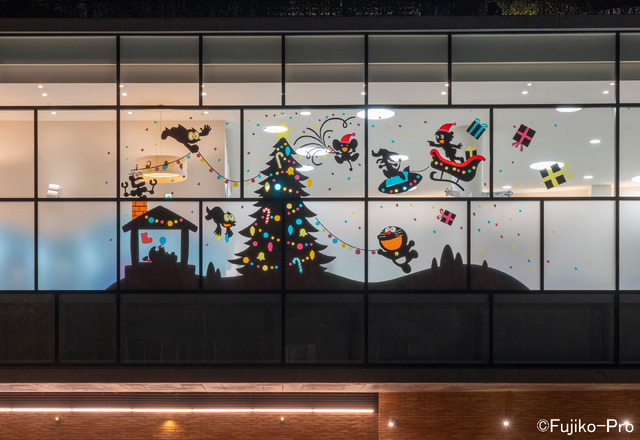 「藤子・F・不二雄ミュージアムのクリスマス2024」2階「みんなのひろば」夕暮れ後の外観からの様子（C）Fujiko-Pro