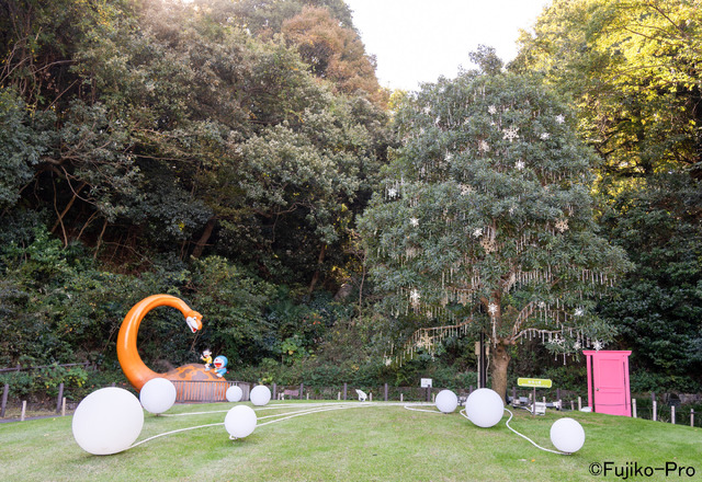 「藤子・F・不二雄ミュージアムのクリスマス2024」3階「はらっぱ」クリスタルツリー、日中の様子（C）Fujiko-Pro