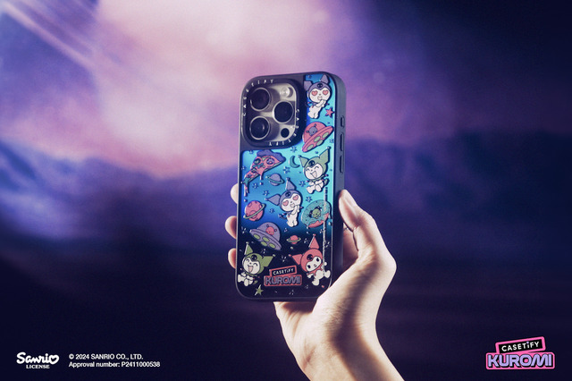 サンリオキャラクターズ『クロミ | CASETiFY』コレクションより「Kuromi Astro-Donut Sticker Case（ホログラムケース）」（C）2024 SANRIO CO., LTD.