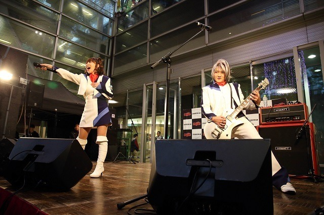 angelaの路上ライブにファン1000人　ニューシングル「DEAD OR ALIVE」も披露で大盛況