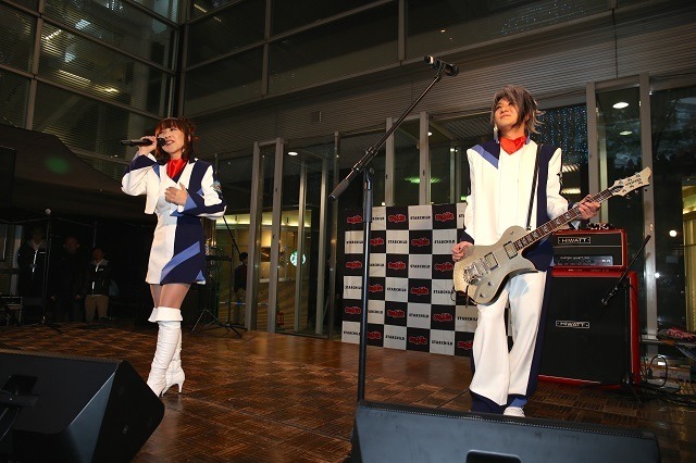 angelaの路上ライブにファン1000人　ニューシングル「DEAD OR ALIVE」も披露で大盛況