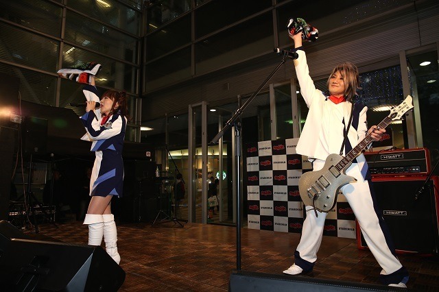 angelaの路上ライブにファン1000人　ニューシングル「DEAD OR ALIVE」も披露で大盛況