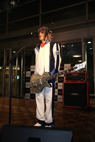 angelaの路上ライブにファン1000人　ニューシングル「DEAD OR ALIVE」も披露で大盛況