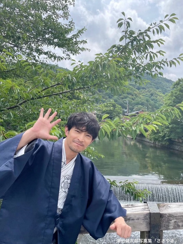 津田健次郎 写真集『ささやき』撮影時ビハインドカット