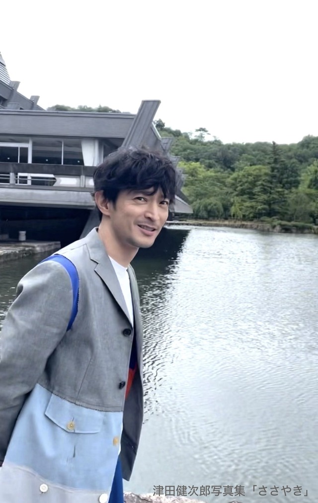 津田健次郎 写真集『ささやき』撮影時ビハインドカット