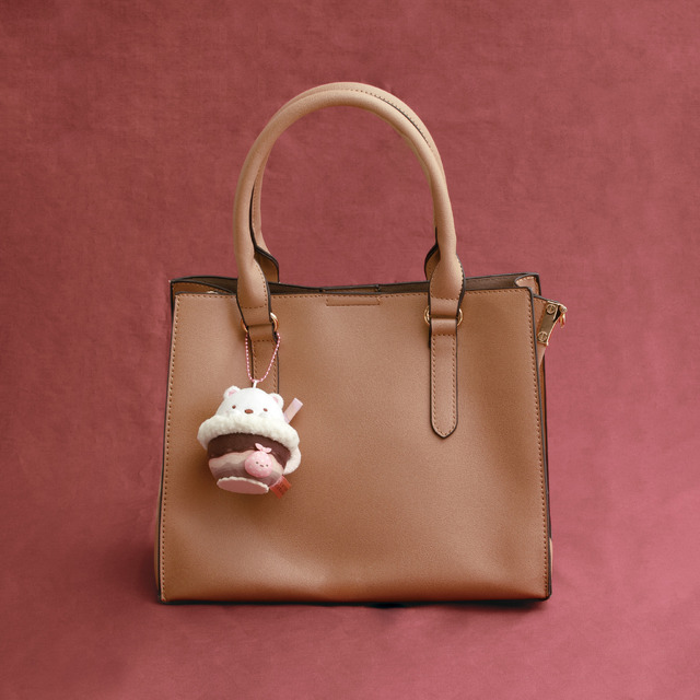 『すみっコぐらし』「喫茶すみっコでチョコレートフェア」テーマが登場「ぶらさげぬいぐるみ しろくま（チョコレートドリンク）」使用例（C）2025 SAN-X CO., LTD. ALL RIGHTS RESERVED.