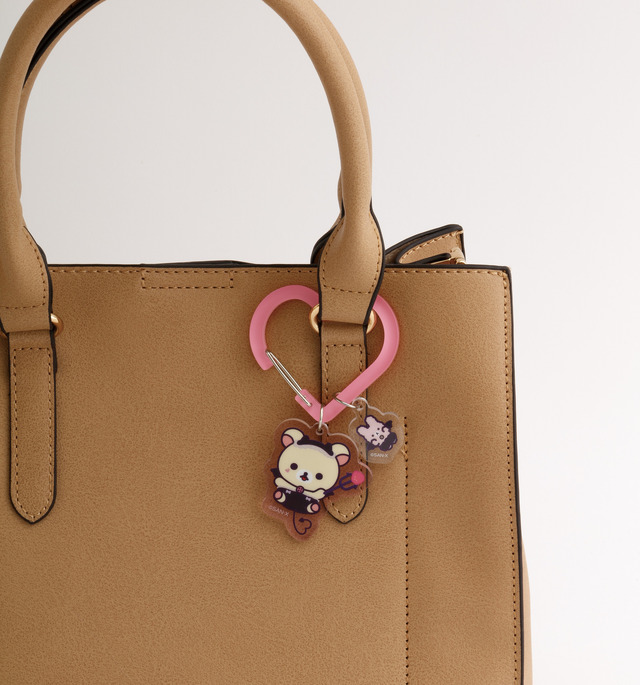 『リラックマ』「コリラックマのこあくま気分」テーマが登場「カラビナキーチャーム」使用例（C）2025 SAN-X CO., LTD. ALL RIGHTS RESERVED.