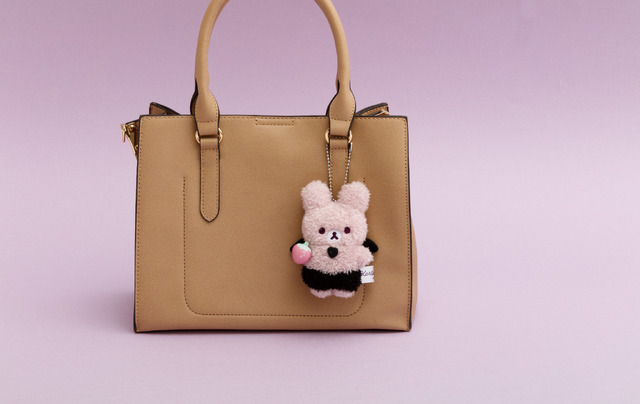 『リラックマ』「コリラックマのこあくま気分」テーマが登場「ぶらさげぬいぐるみ（こあくまうさぎのぬいぐるみ（ぴんく）」使用例（C）2025 SAN-X CO., LTD. ALL RIGHTS RESERVED.