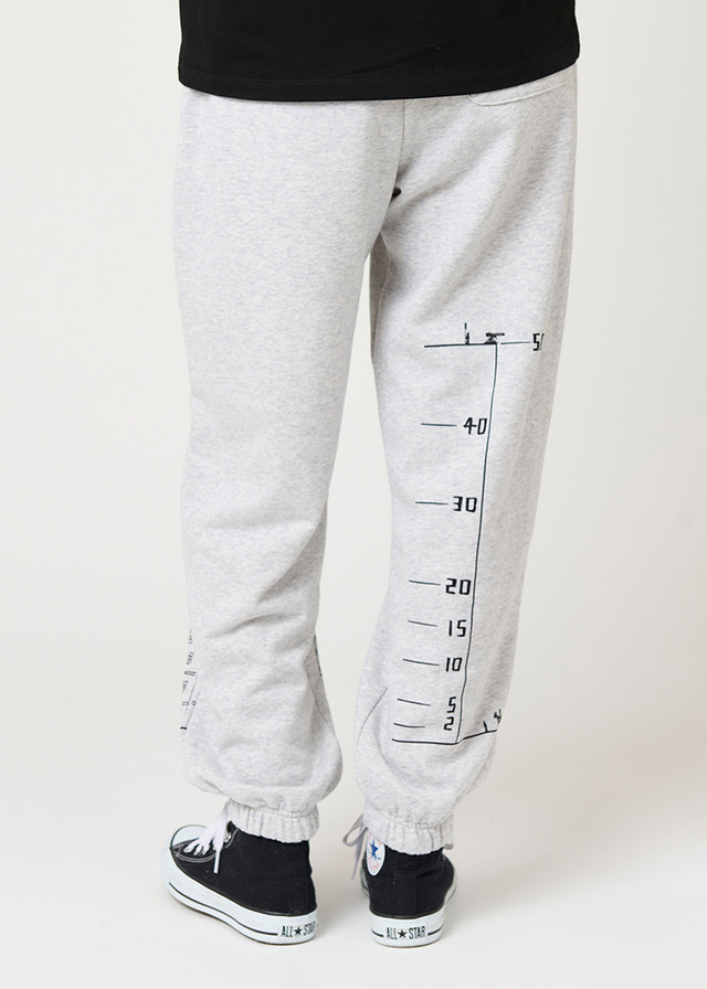 『進撃の巨人』とグラニフが初コラボ。「体格差の図説｜裏毛スウェットパンツ」（C）諫山創／講談社