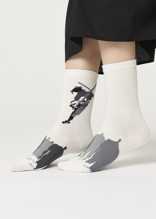 『進撃の巨人』とグラニフが初コラボ。「心臓を捧げよ｜ミドルソックス」（C）諫山創／講談社