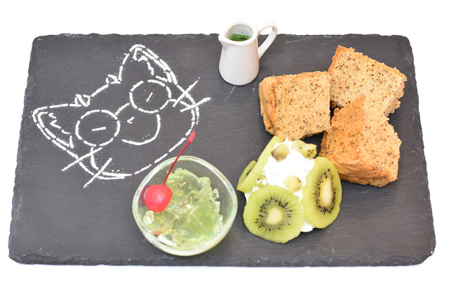 クロのマタタビ風（！？）キウィソースのケーキプレート 価格：1,650 円(税込)（C）加藤和恵／集英社