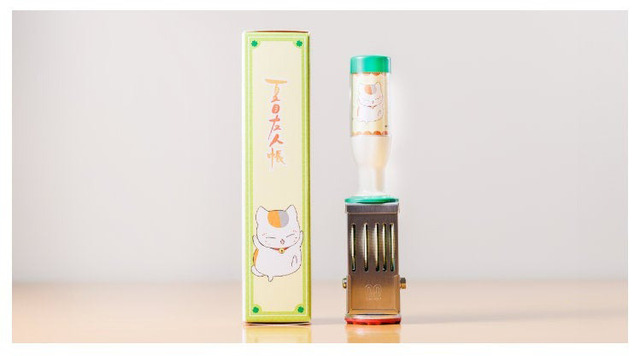 『夏目友人帳』「夏目はんこ帳 日付印バージョン 着せ替えヘッド」専用BOXと本体（C）緑川ゆき・白泉社／「夏目友人帳」製作委員会